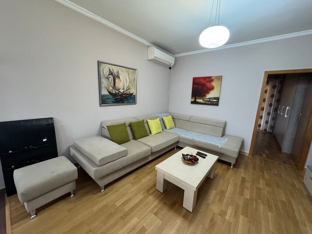 🏢 Affittasi appartamento 1+1 – Vicino al Mercato Nuovo  📍 Posizione: Mercato Nuovo, sulla strada principale Via Hoxha Tahsim  🏠 Tipologia: 1+1 🏢 Piano: 4 (palazzo esistente, senza ascensore) 🛋 Arredamento: Moderno 💰 Prezzo: 60.000 lek / mese