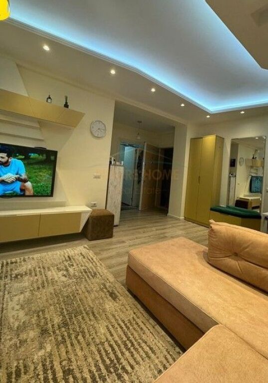 Shitet, Apartament 1+1 , Komuna e Parisit ,Tiranë.
