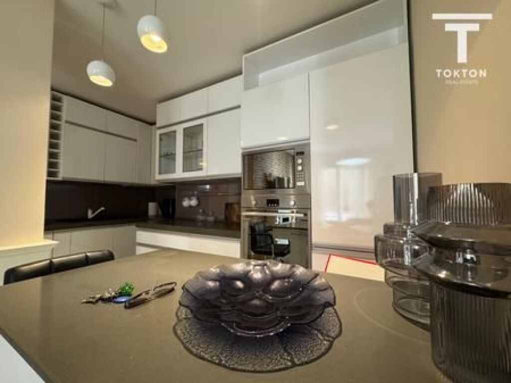 QIRA, APARTAMENT 2+1, RRUGA E KAVAJËS, BLLOKU I AMBASADAVE, TIRANË