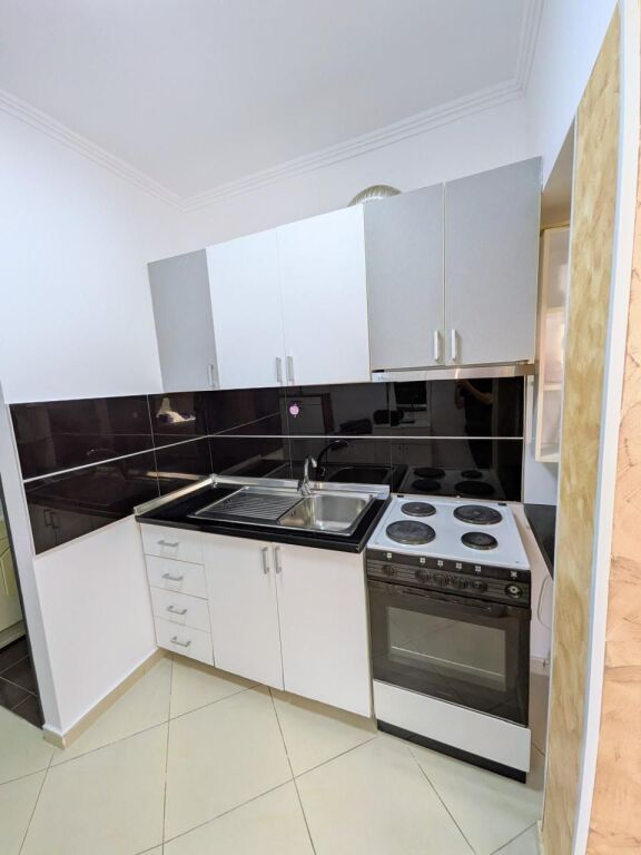 🏢Rruga e Kavajes,perballe Squere 21 jepet me qera garsoniere 40m2,e mobiluar. 50,000LEKE       