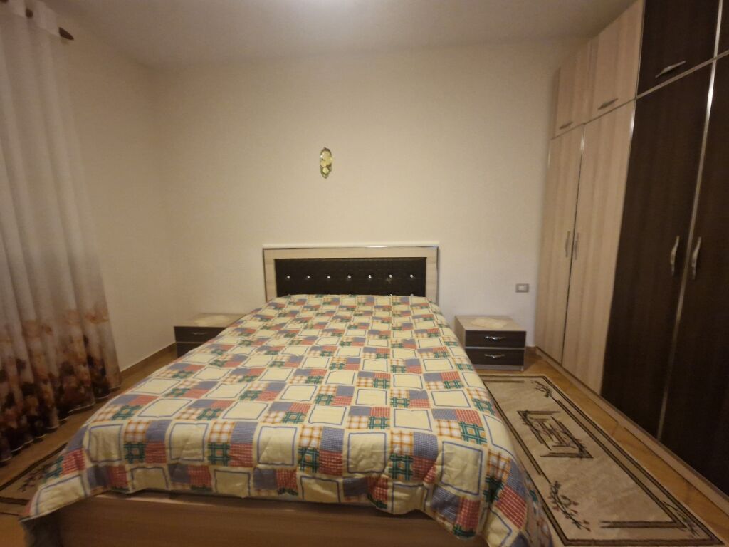 Appartamento a Komuna e Parisit in affitto