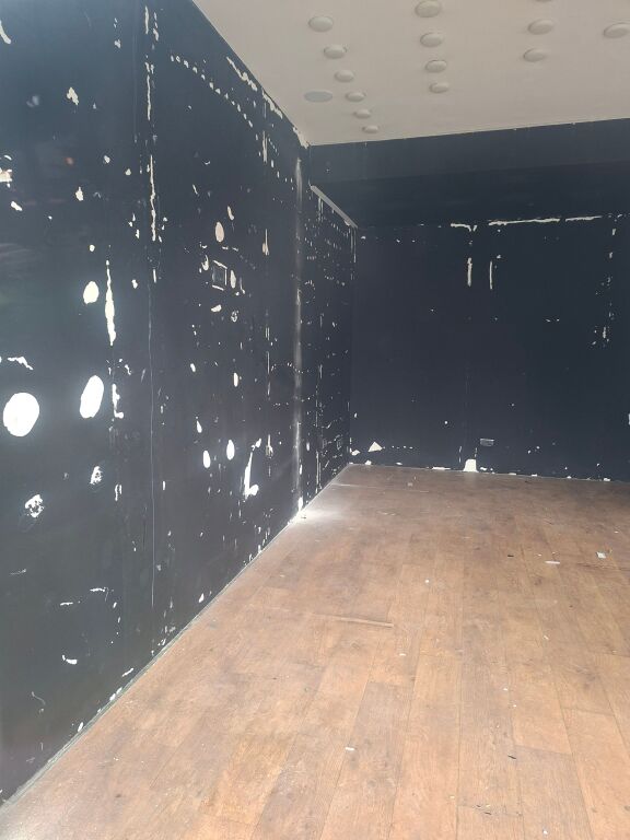 DYQAN ME QIRA 130 M2 BUZE RRUGES. TE GJYKATA