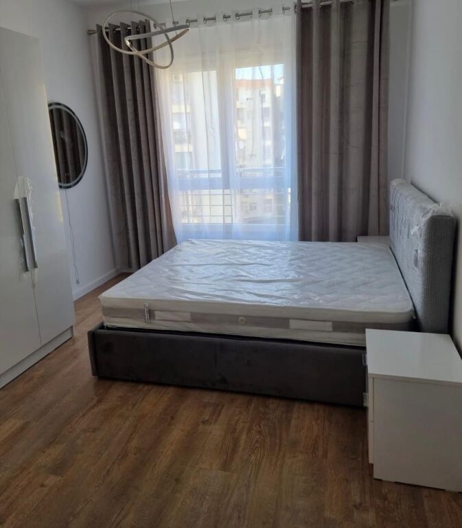 Apartament 1+1+ garazh me qira te Komuna e Parisit