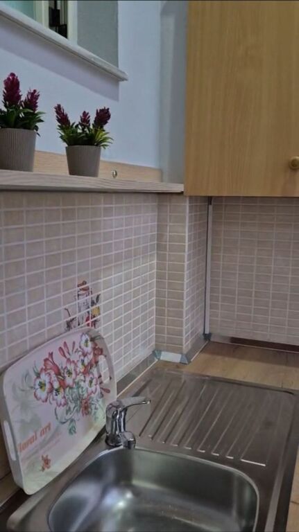 Jepet me qira studio-apartament në Vlorë, zona Skele !