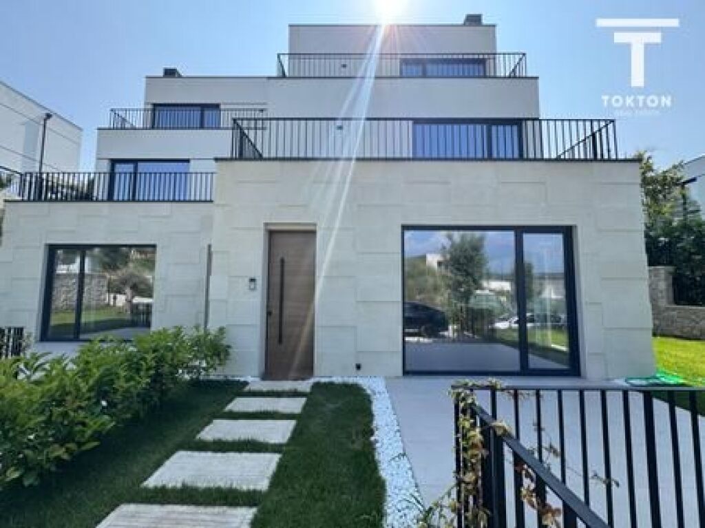 SHITET, VILË E BASHKËNGJITUR, FOREST RESIDENCE, LIQENI I THATË