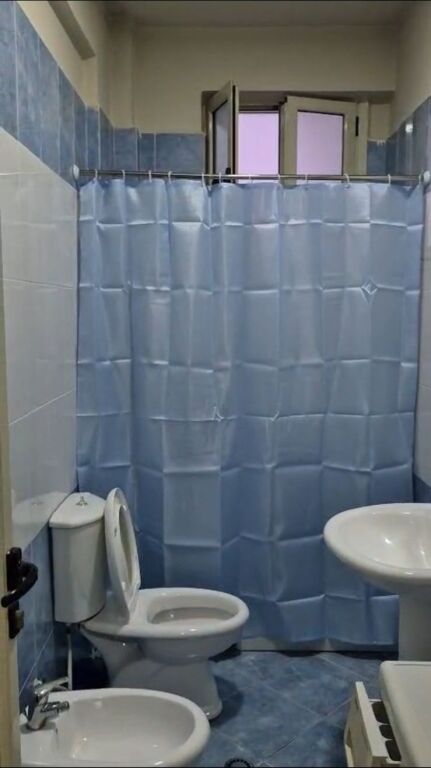 Jepet me qira studio-apartament në Vlorë, zona Skele !