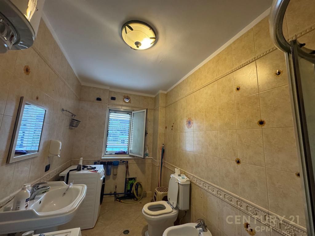 APARTAMENT ME QIRA TEK LIQENI ARTIFICIAL