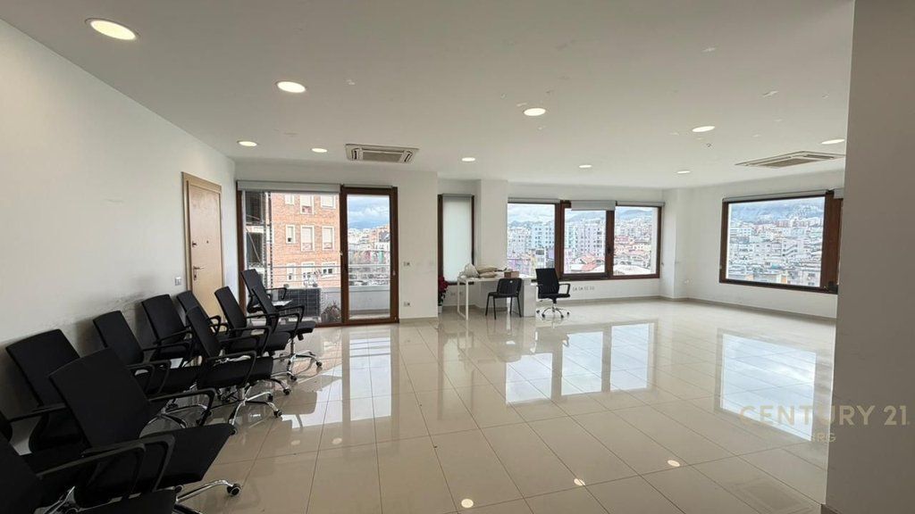 ZYRA ME QERA TEK HILTON, PRANE DELIJORGJIT