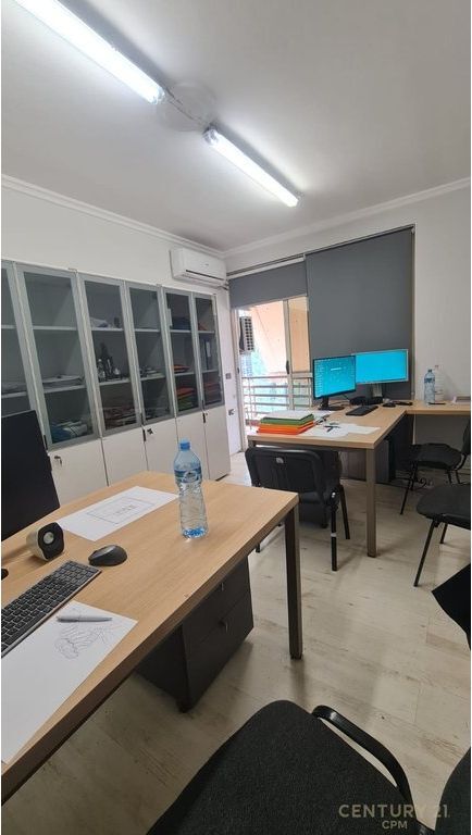 VENDESI APPARTAMENTO 2+1 PRESSO 21 DICEMBRE VIA SALI BUTKA