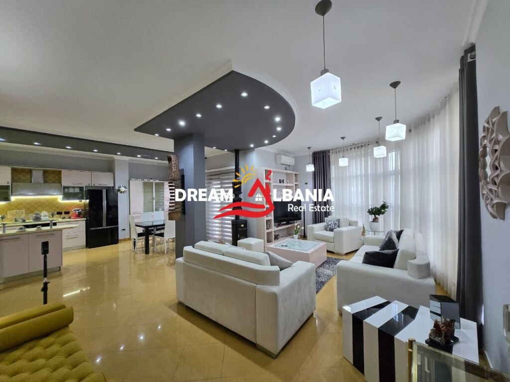 Si affitta una villetta a schiera in Via Elbasanit, Tirana (ID 4251434).