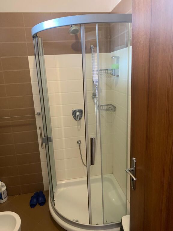 🏡Nella zona di Via Jordan Misja, nelle vicinanze, è in affitto il secondo piano di una villa 2+1, arredata. 50.000 Leke