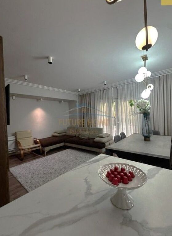 Shitet,Apartament 3+1+2, 21 Dhjetori,Tiranë