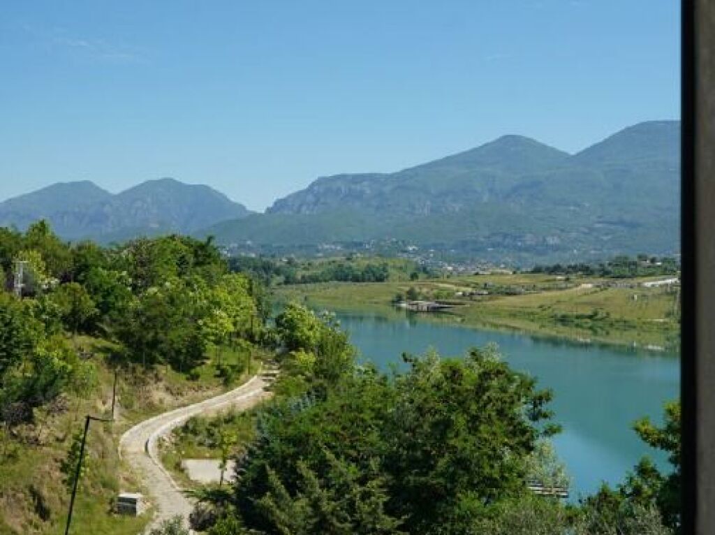 VILLA ADIACENTE IN VENDITA AL LAGO DI FARKE