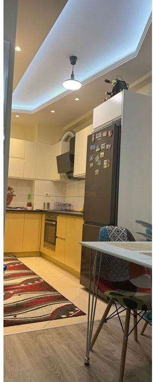 Shitet, Apartament 1+1 , Komuna e Parisit ,Tiranë.