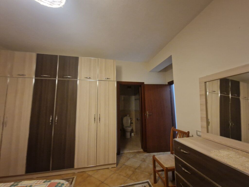 Appartamento a Komuna e Parisit in affitto