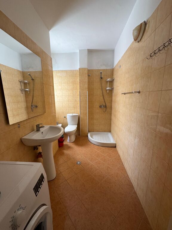 Shitet Apartament 1+1