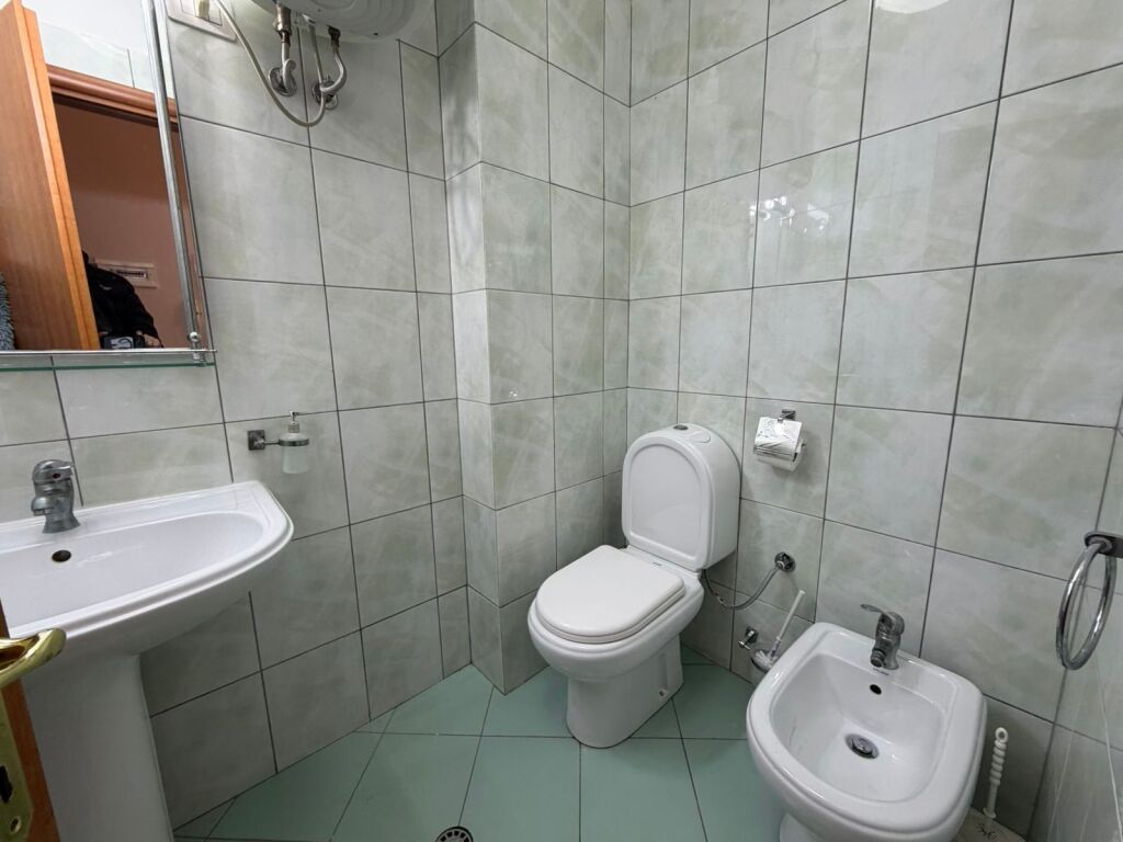 Liqeni i Thate 2+1+2 me Qera