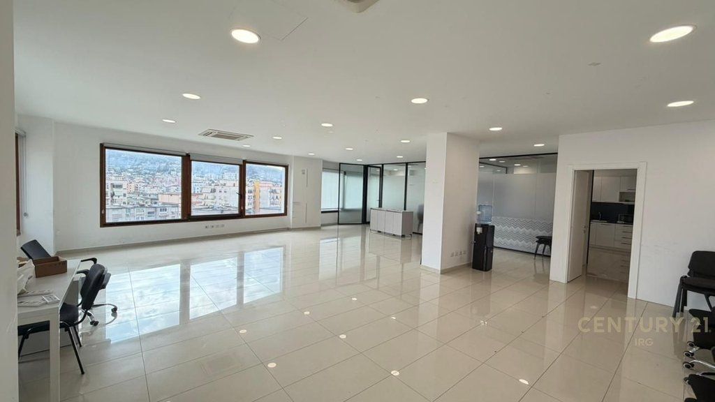 ZYRA ME QERA TEK HILTON, PRANE DELIJORGJIT