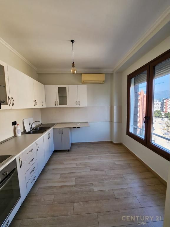 Ambjent per zyra pranë kompleksit Delijorgji