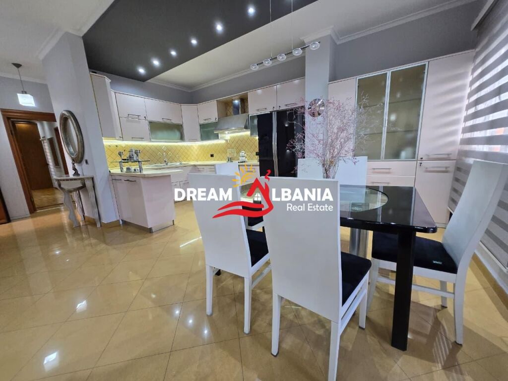 Si affitta una villetta a schiera in Via Elbasanit, Tirana (ID 4251434).