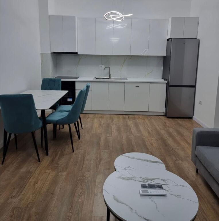 Apartament 1+1+ garazh me qira te Komuna e Parisit