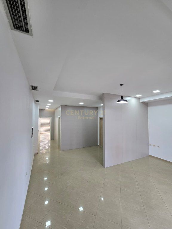 LOCALE COMMERCIALE IN VENDITA VICINO AL PALAZZO CON FRECCIA