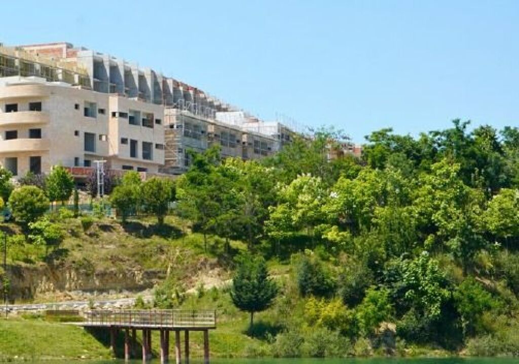 VILLA ADIACENTE IN VENDITA AL LAGO DI FARKE