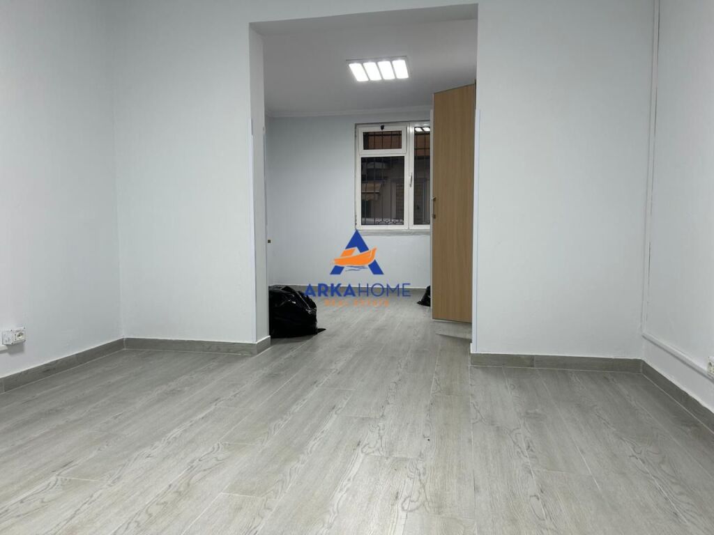 JEPET ME QERA AMBIENT ZYRE 105M2 "PERBALL ME KOMPLEKSIN DELIJORGJI" 80000 LEKE