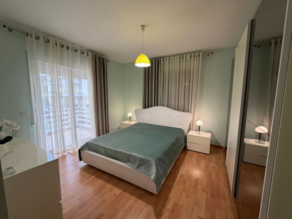 Liqeni i Thate 2+1+2 me Qera