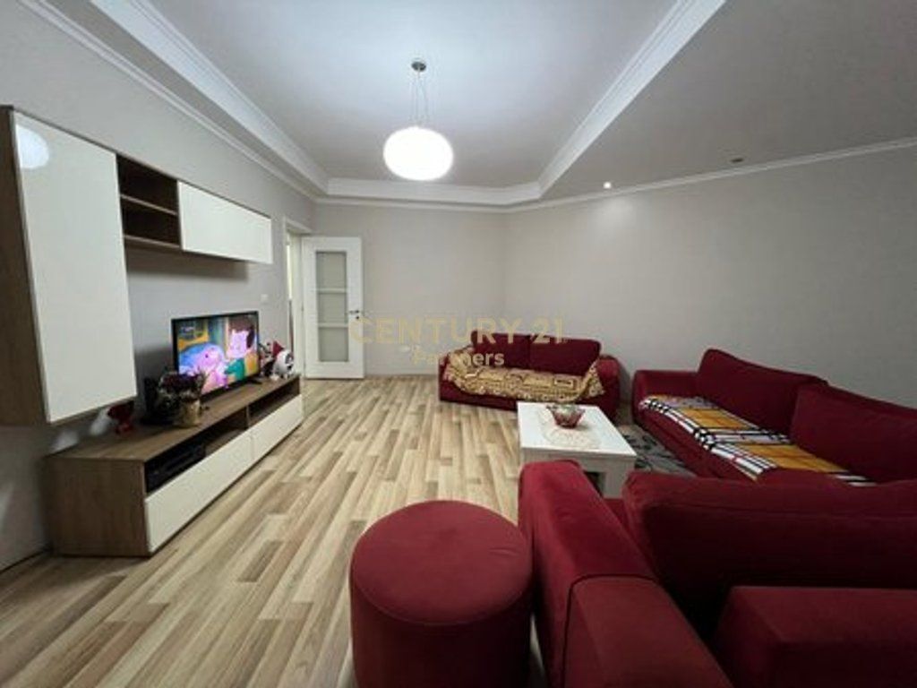 APARTAMENT 1+1 + KUZHINE TE VECUAR PER QIRA, LULISHTJA 1 MAJI. Prane Stadiumit Dinamo