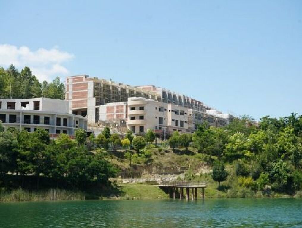 VILLA ADIACENTE IN VENDITA AL LAGO DI FARKE