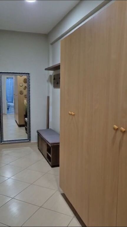 Jepet me qira studio-apartament në Vlorë, zona Skele !