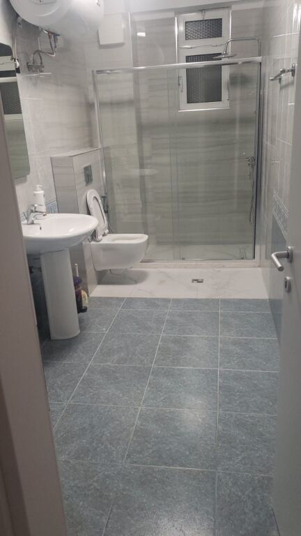 Jepet me qira 2+1+2 KOMUNA E PARISIT 700 mije leke