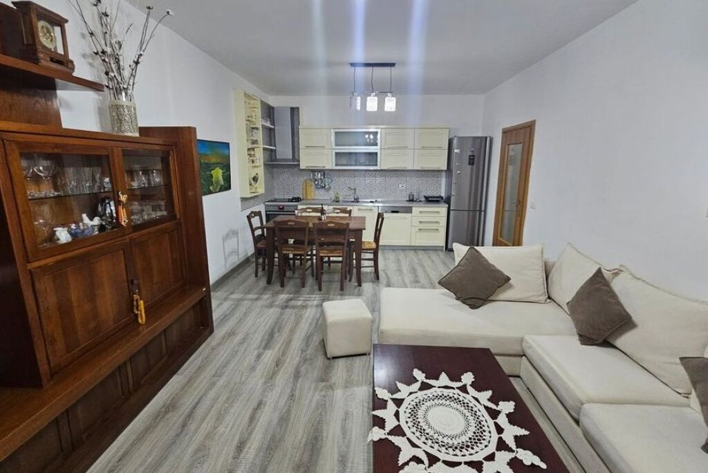 Jepet me qera 2+1+2 tek Vizion Plus