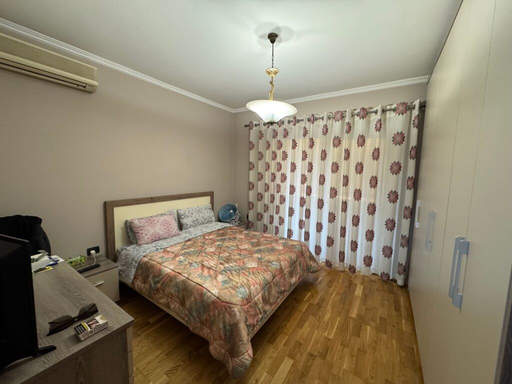 🏢 Affittasi appartamento 1+1 – Vicino al Mercato Nuovo  📍 Posizione: Mercato Nuovo, sulla strada principale Via Hoxha Tahsim  🏠 Tipologia: 1+1 🏢 Piano: 4 (palazzo esistente, senza ascensore) 🛋 Arredamento: Moderno 💰 Prezzo: 60.000 lek / mese