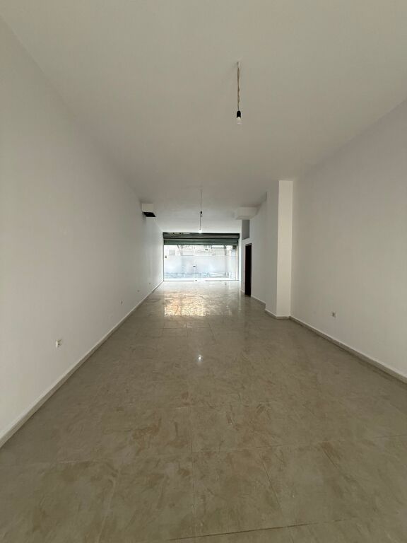 Jepet me qera ambient komercial buzë rruge tek Selvia.