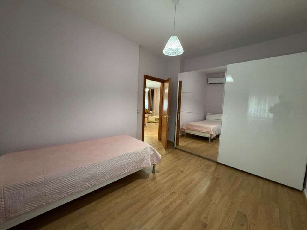 Liqeni i Thate 2+1+2 me Qera