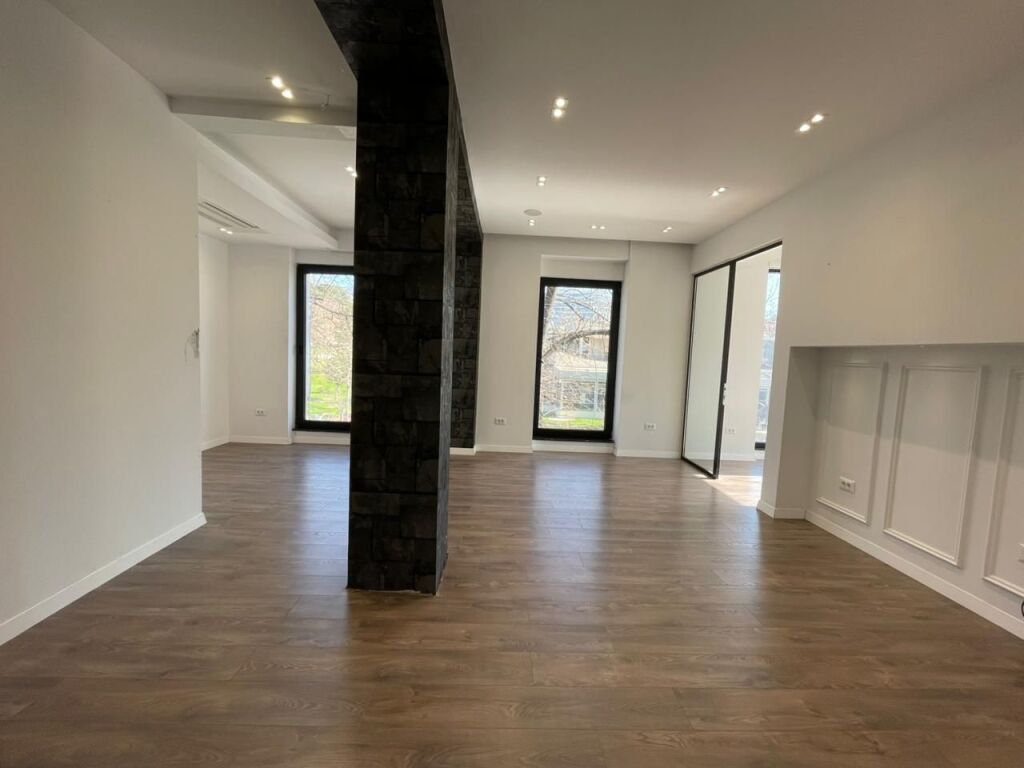 Ambient biznesi per qira tek Shallvaret prane Taivanit.