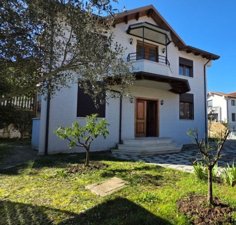 🏡 Vilë me oborr për qera