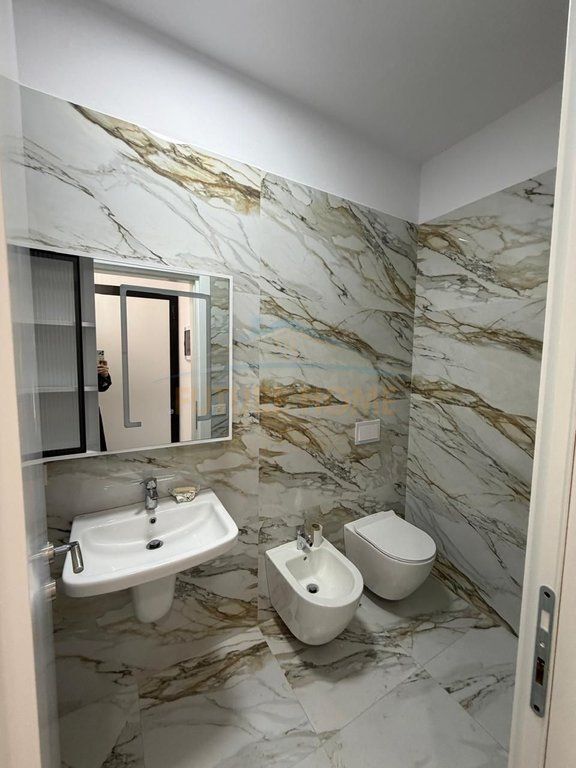 Qera, Apartament 2+1+Post Parkimi,Rezidenca Golden Tower,Mine Peza 1,000 €