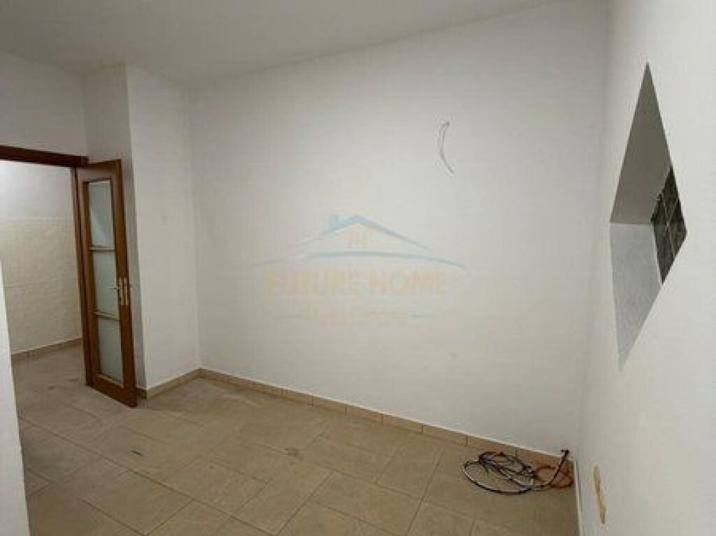 In vendita, Appartamento 2+1, Via Kavaja, Tirana.