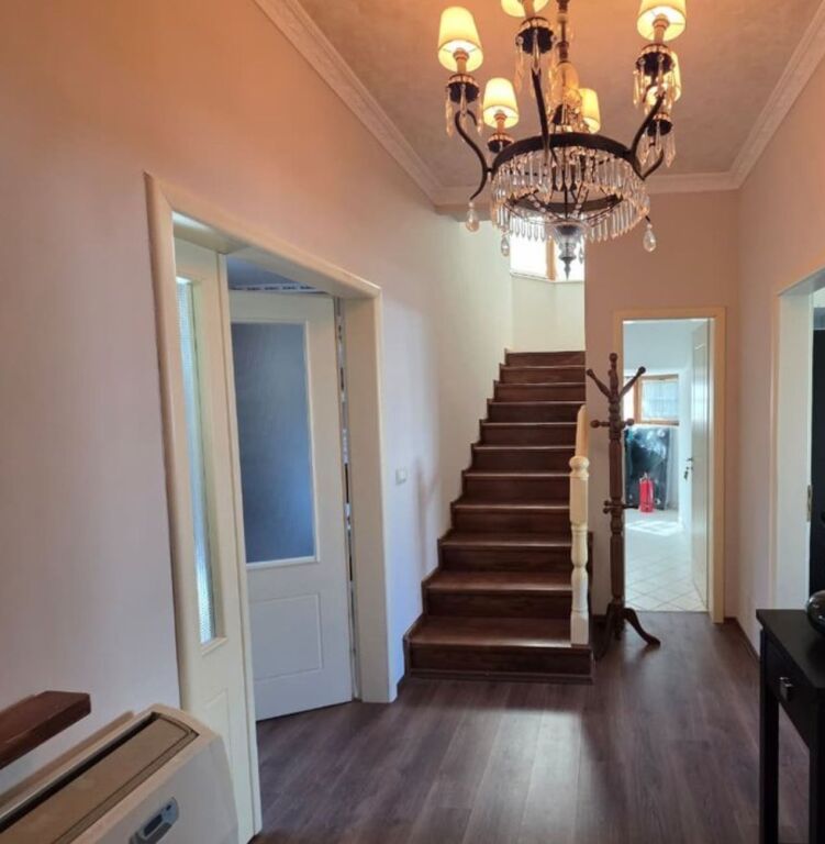 🏡 Vilë me oborr për qera