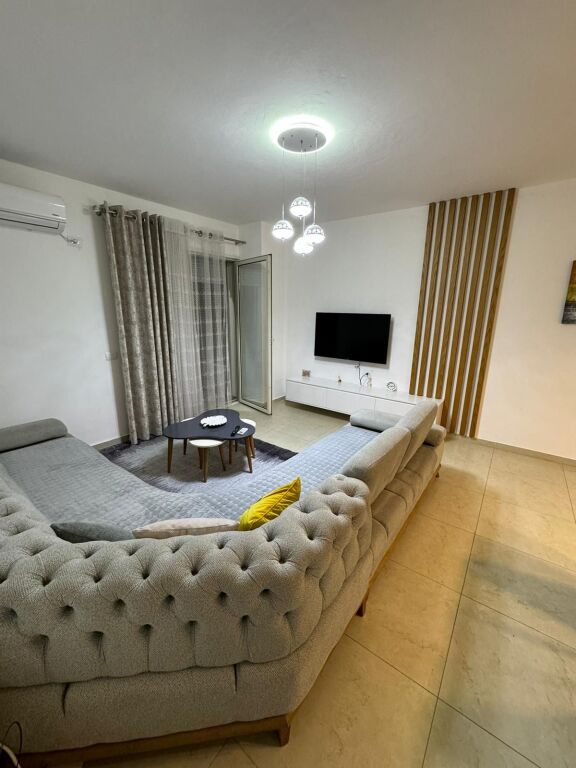 QIRA APARTAMENT 1+1, RRUGA E RE E PORTIT DURRES 400 EURO