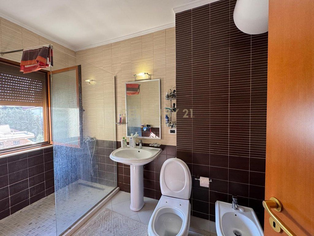 VENDIAMO APPARTAMENTO 2+1+2 VICINO AL COMUNE DI PARIGI!