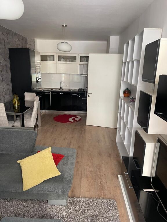 Affittasi 2+1 vicino ai palazzi Cabej, yzberisht 40.000Leke