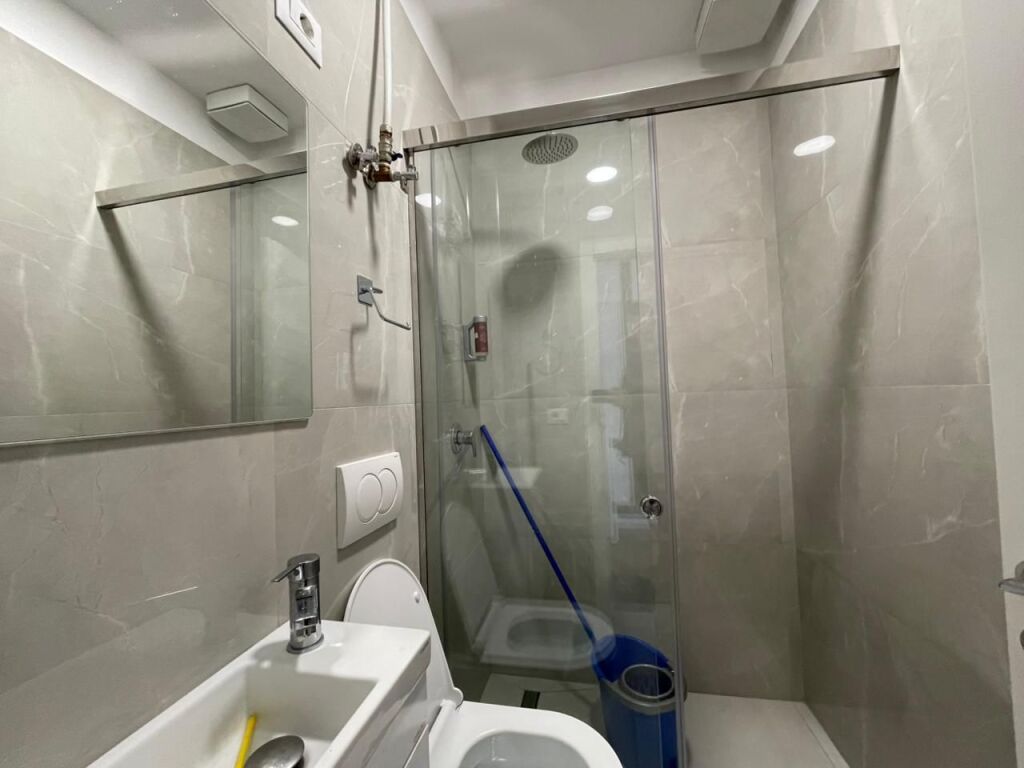 Ambient biznesi per qira tek Shallvaret prane Taivanit.