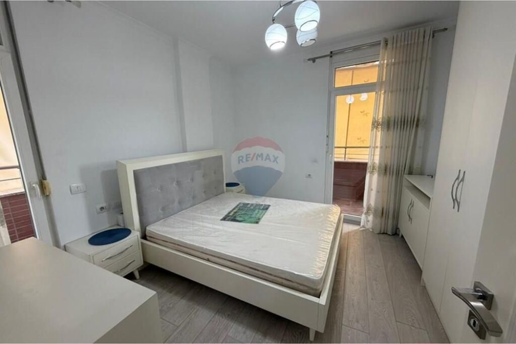 Ofrohet per shitje apartament 2+1+2 ne zonen e Xhamllikut.