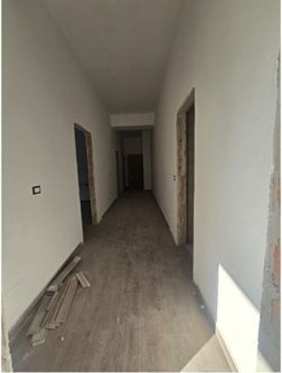 Shitet apartament 2+1 tek Square 21.