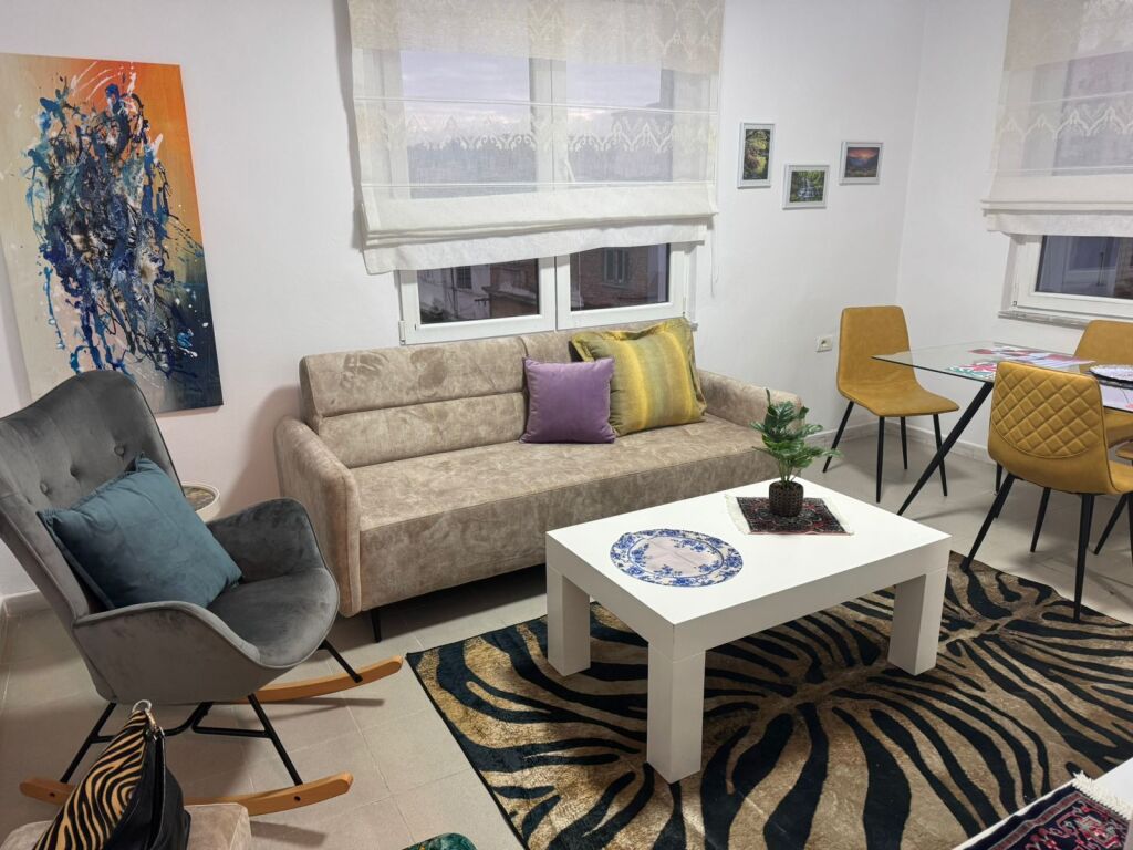 JEPET APARTAMENT ME QERA   1+1  Rruga e Kavajës  Përballë Spitalit Gjerma