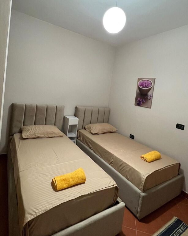 🏢Ne zonen e Bllokut,prane Shkolles"Petro Nini Luarasi"jepet me qera apartament ,2+1,i mobiluar. 80,000Leke